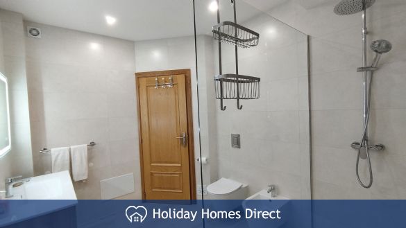 Upgraded bathroom with shower, bidet, wc